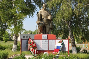 Братская могила советских воинов, погибших в боях с фашистскими захватчиками в 1943 году.