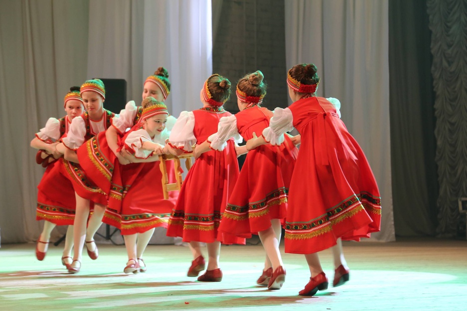 Видео танца жить. Танцы которые из Волоконского района танцуют. Уржум танцы. Новоузенск танцы. Коллектив 39 Омеда.