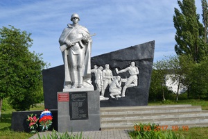 Братская могила советских воинов, погибших в боях с фашистскими захватчиками в 1943 году.